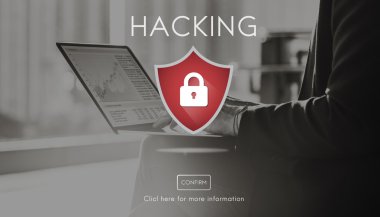 Dizüstü bilgisayar tutan kadın