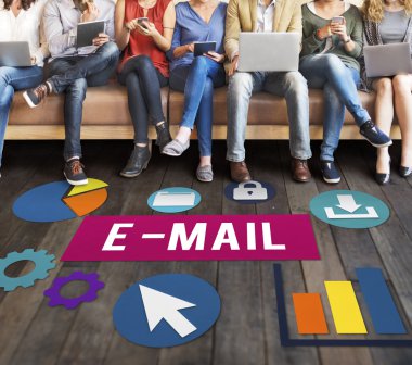 aygıtlar ve e-posta ile insanlar oturup