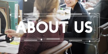 İş arkadaşları çalışmaları hakkında konuşurken 