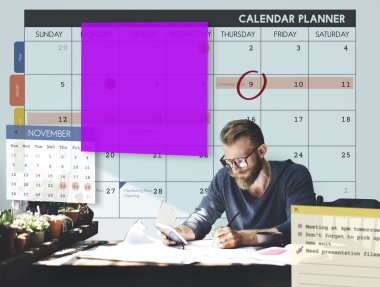 Yakışıklı adam belgeleriyle çalışma