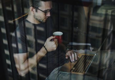 bilgisayarda çalışan adam