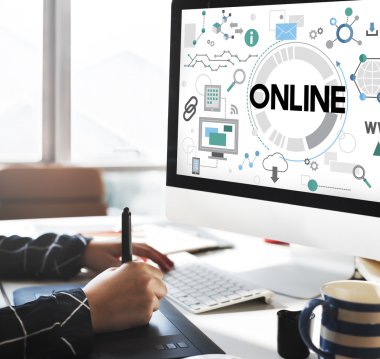 bilgisayar ile çalışan kadın