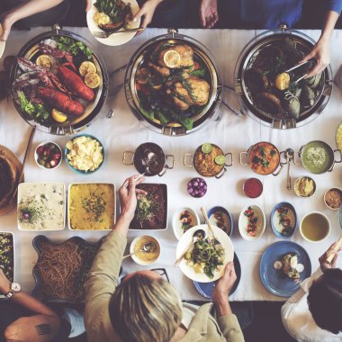 partide çok ırklı insanlar