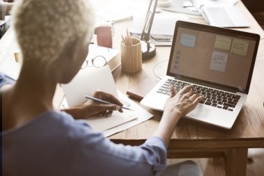 iş kadını ofiste defter ile