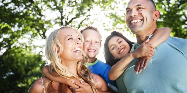 Family playing and walking Outdoors — Stockfoto