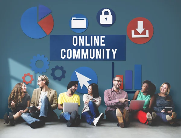 Diversidade amigos perto da parede com Comunidade Online — Fotografia de Stock
