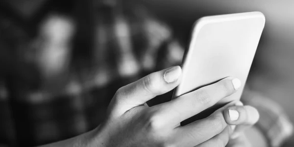 Frau mit Smartphone — Stockfoto