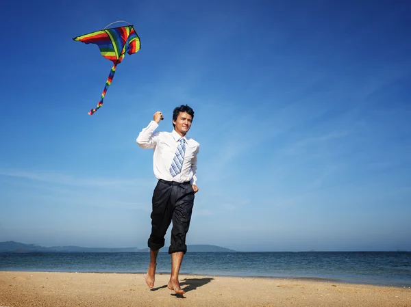 Homme d'affaires courant sur la plage — Photo