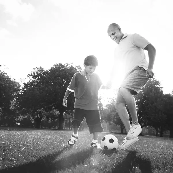 Padre jugando al fútbol con su pequeño hijo —  Fotos de Stock