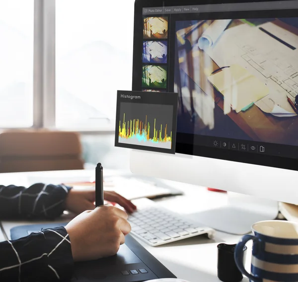 Frau arbeitet mit Computer — Stockfoto