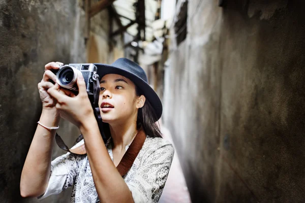 Reizen vrouw met camera — Stockfoto