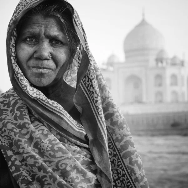Коренная индийская женщина возле Тадж-Махала — стоковое фото