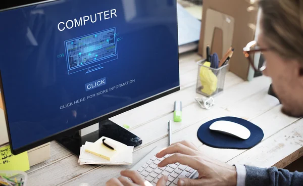 Empresario escribiendo en el teclado de la computadora — Foto de Stock