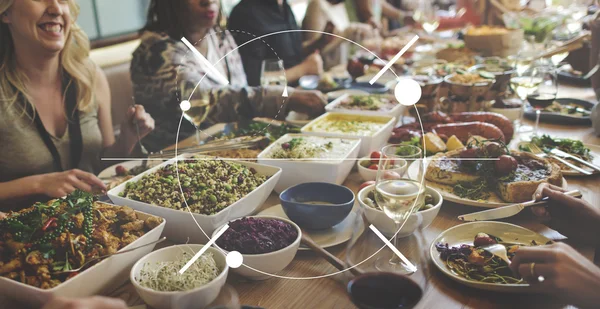 Menschen sitzen am Tisch und essen — Stockfoto