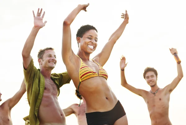 Les gens apprécient la fête de plage — Photo