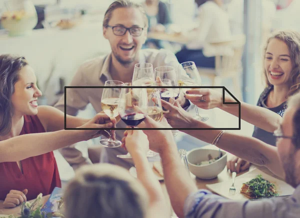 Pessoas celebrando com crachá — Fotografia de Stock