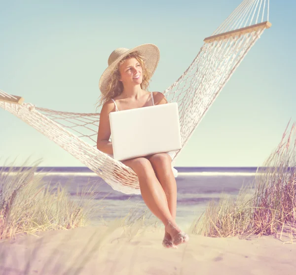 Жінка відпочиває на пляжі — стокове фото