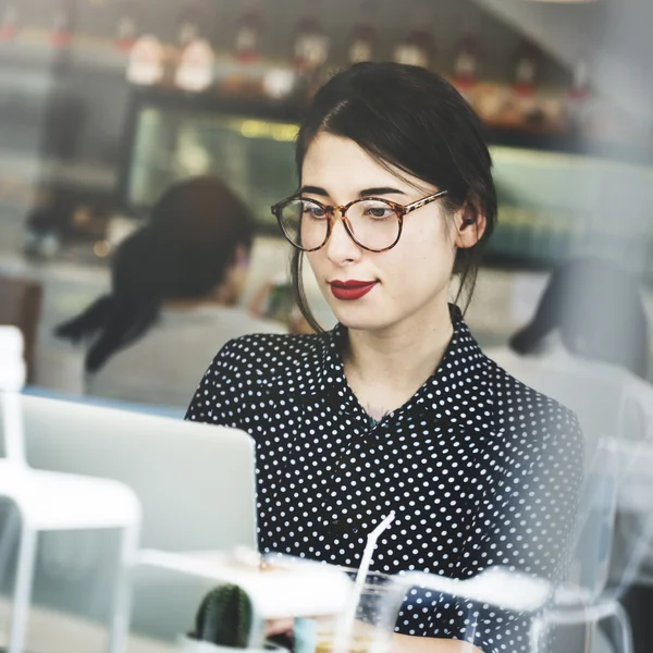 Frau benutzt Laptop — Stockfoto