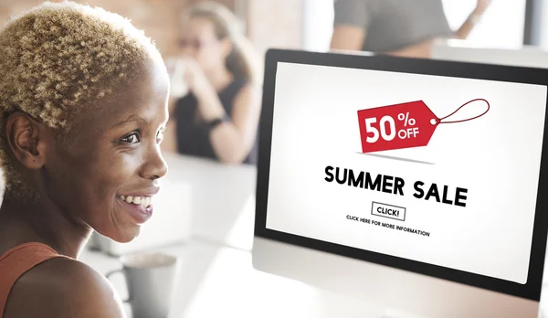 Zakenvrouw werken op computer met zomer Sale — Stockfoto