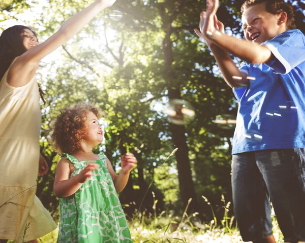 Bambini piccoli che giocano insieme all'aperto — Foto Stock