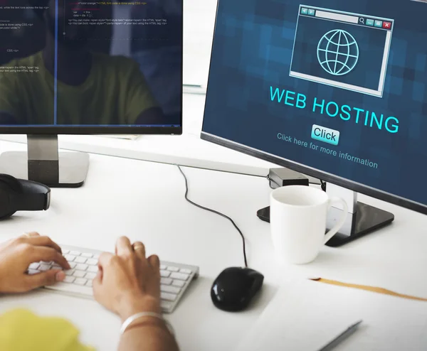Podnikatel, pracovat na počítači s web hosting — Stock fotografie