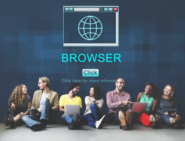 Diversità amici vicino al muro con il browser — Foto Stock