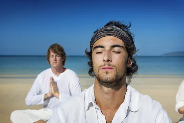 Люди, що виконують йогу на пляжі — стокове фото