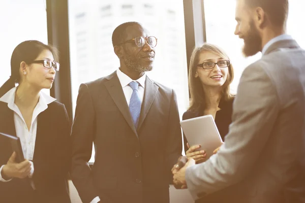 Uomini d'affari che lavorano insieme — Foto Stock