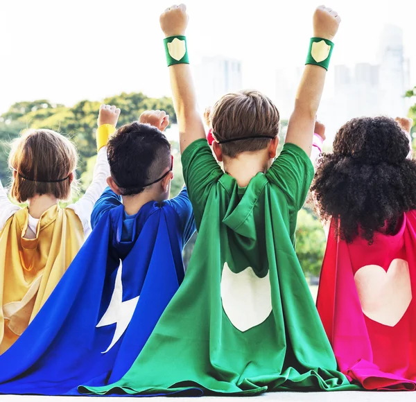 Superhjältar barn spelar tillsammans — Stockfoto