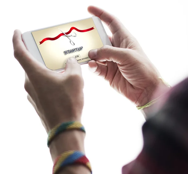 Hombre sosteniendo el teléfono inteligente —  Fotos de Stock