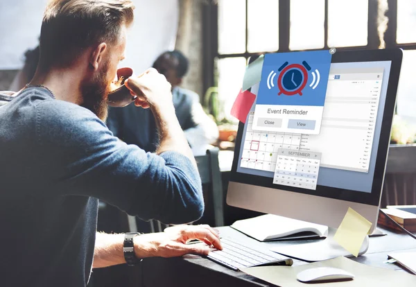 Hombre trabajando con computadora — Foto de Stock