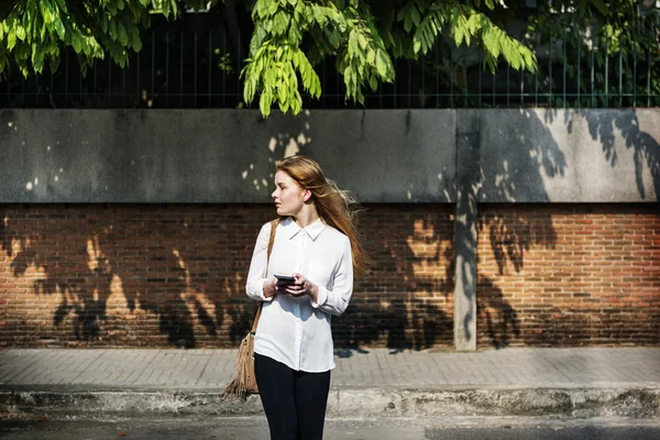 Жінка використовує смартфон — стокове фото
