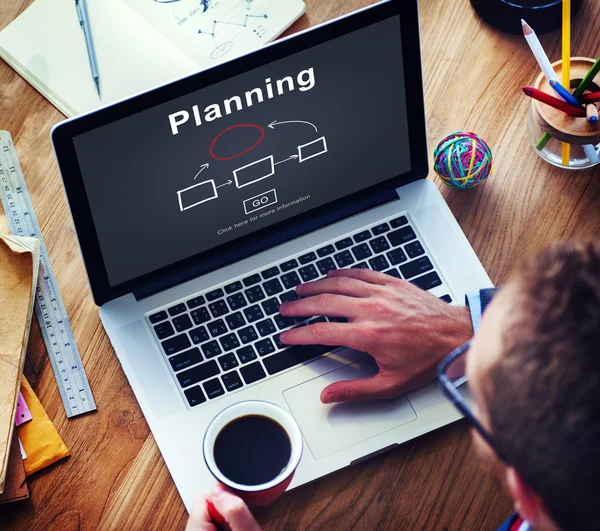 Dizüstü bilgisayarda çalışan adam