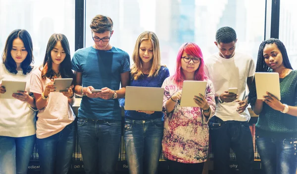 Schüler nutzen digitale Geräte — Stockfoto