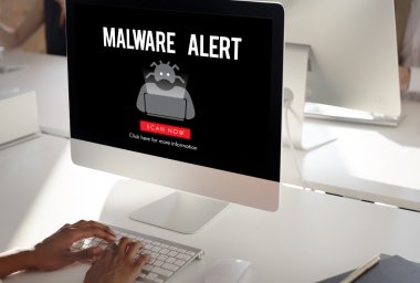 bilgisayar ile çalışan kadın