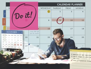 Yakışıklı adam belgeleriyle çalışma