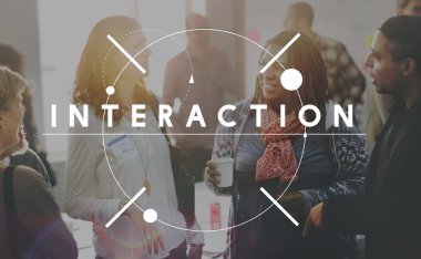 İnsanlar konuşmayı