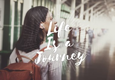 Sırt çantalı genç kadın.