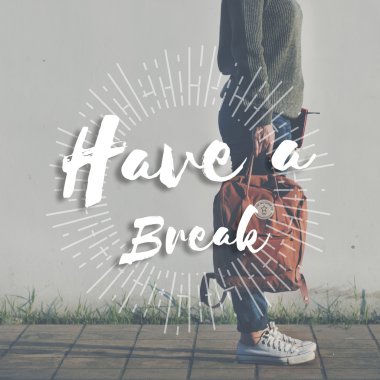 Sırt çantalı genç kadın.