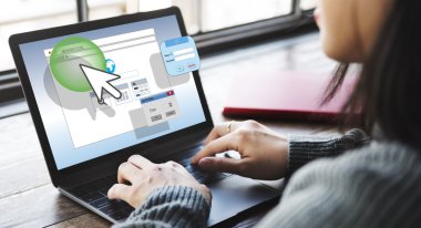 dizüstü bilgisayar ile kadın portresi