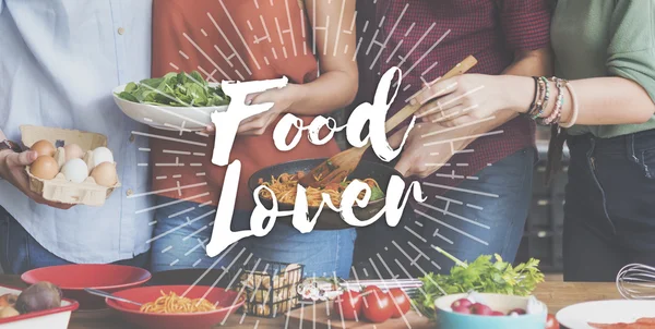 mutfakta yemek arkadaşlar