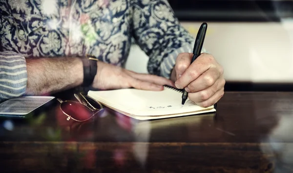 Homme Écrire des notes dans un café — Photo
