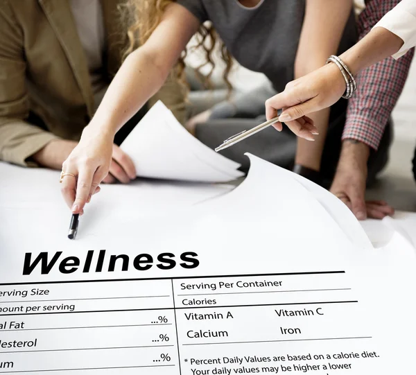 Ontwerpers werken met poster en wellness — Stockfoto