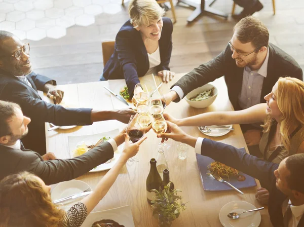 Mensen uit het bedrijfsleven na de Lunch samen — Stockfoto