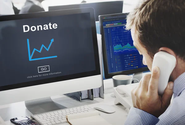 Uomo d'affari che lavora al computer con Donate — Foto Stock