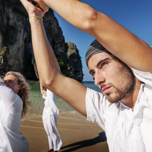 Människor som gör Yoga på stranden — Stockfoto