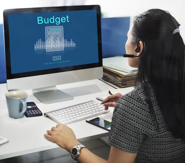 Zakenvrouw werken op de computer met begroting — Stockfoto