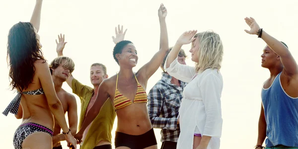 사람들이 즐기는 해변의 파티 — 스톡 사진