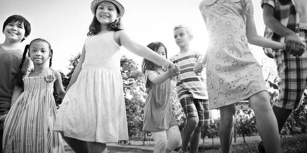 Niños jugando al aire libre —  Fotos de Stock