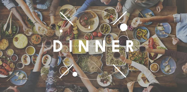 Menschen und Essen mit Abendessen — Stockfoto